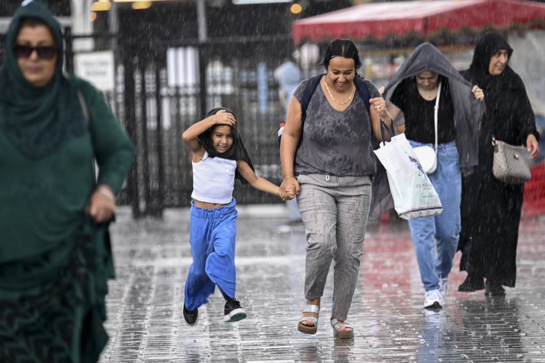 İstanbul'da sağanak hayatı felç etti! Araçlar sular altında kaldı 12